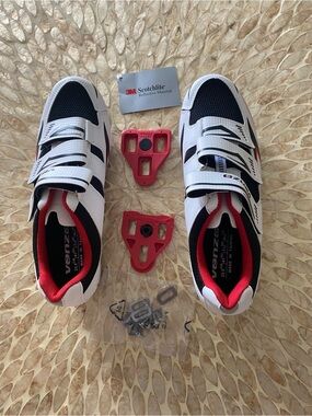 Venzo Unisex White & Black Athletic Cycling Shoes with Red Accents